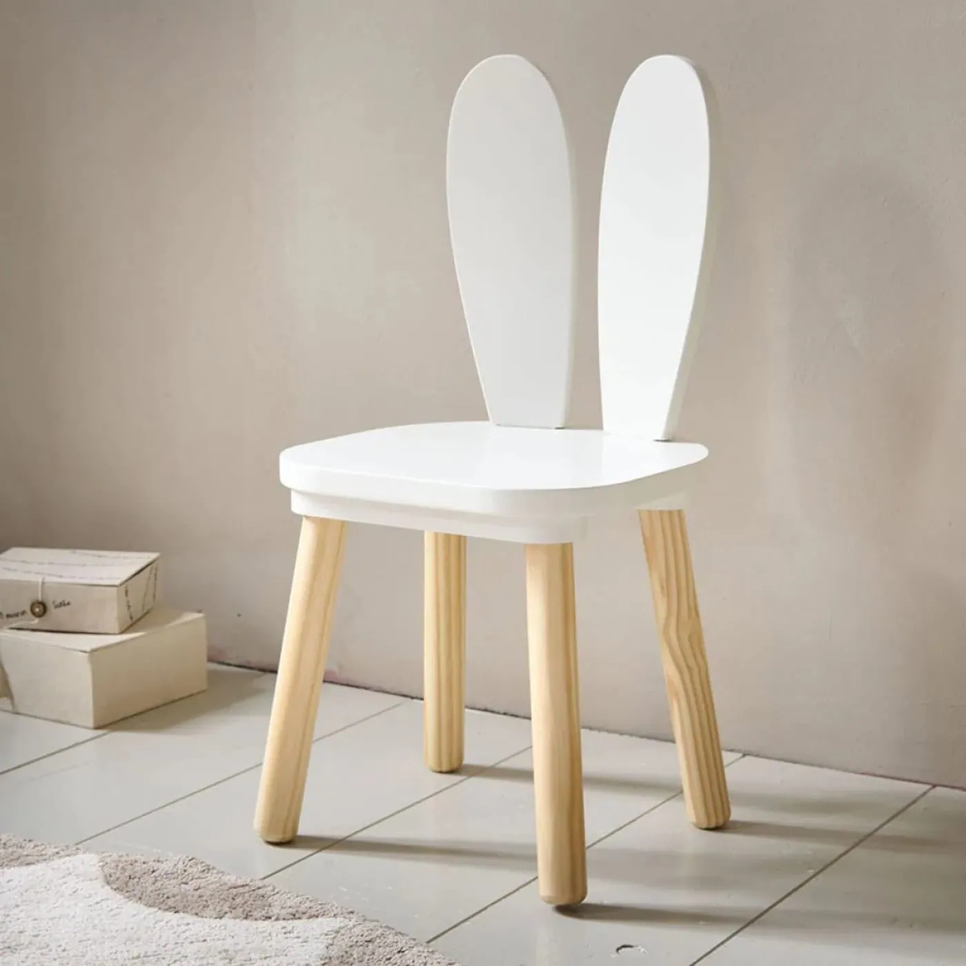 Oster-Gewinnspiel: Haus-Schreibtisch „Maison“ Mit Zwei Häschenstühlen Von Petite Amélie // Himbeer