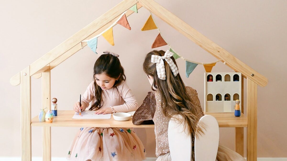 Oster-Gewinnspiel: Haus-Schreibtisch „Maison“ Mit Zwei Häschenstühlen Von Petite Amélie // Himbeer