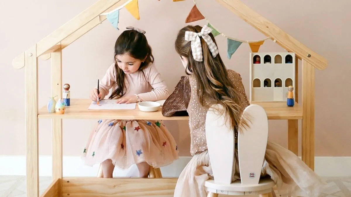 Oster-Gewinnspiel: Haus-Schreibtisch „Maison“ Mit Zwei Häschenstühlen Von Petite Amélie // Himbeer
