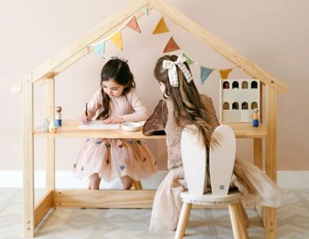 Oster-Gewinnspiel: Haus-Schreibtisch „Maison“ Mit Zwei Häschenstühlen Von Petite Amélie // Himbeer