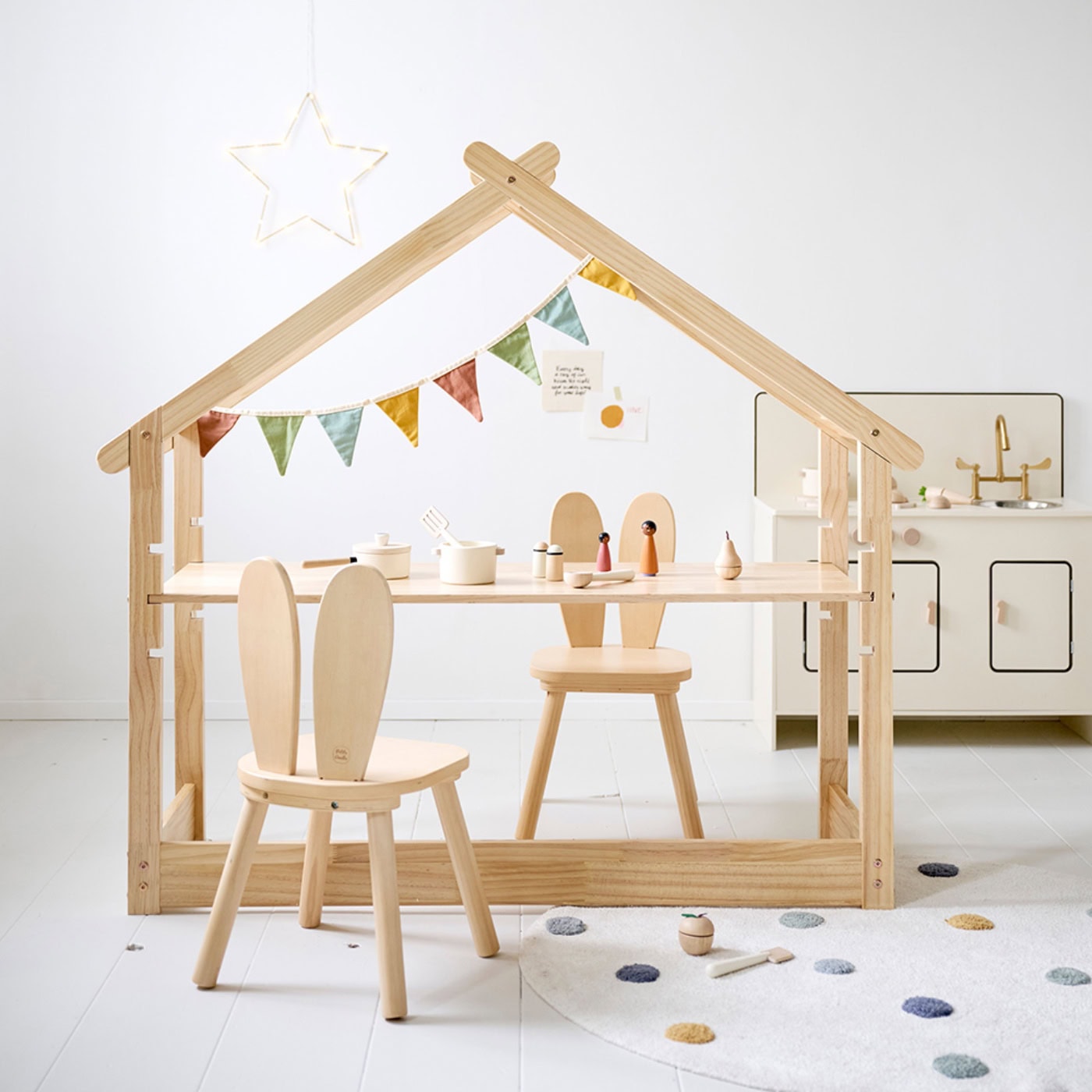Oster-Gewinnspiel: Haus-Schreibtisch „Maison“ Mit Zwei Häschenstühlen Von Petite Amélie // Himbeer