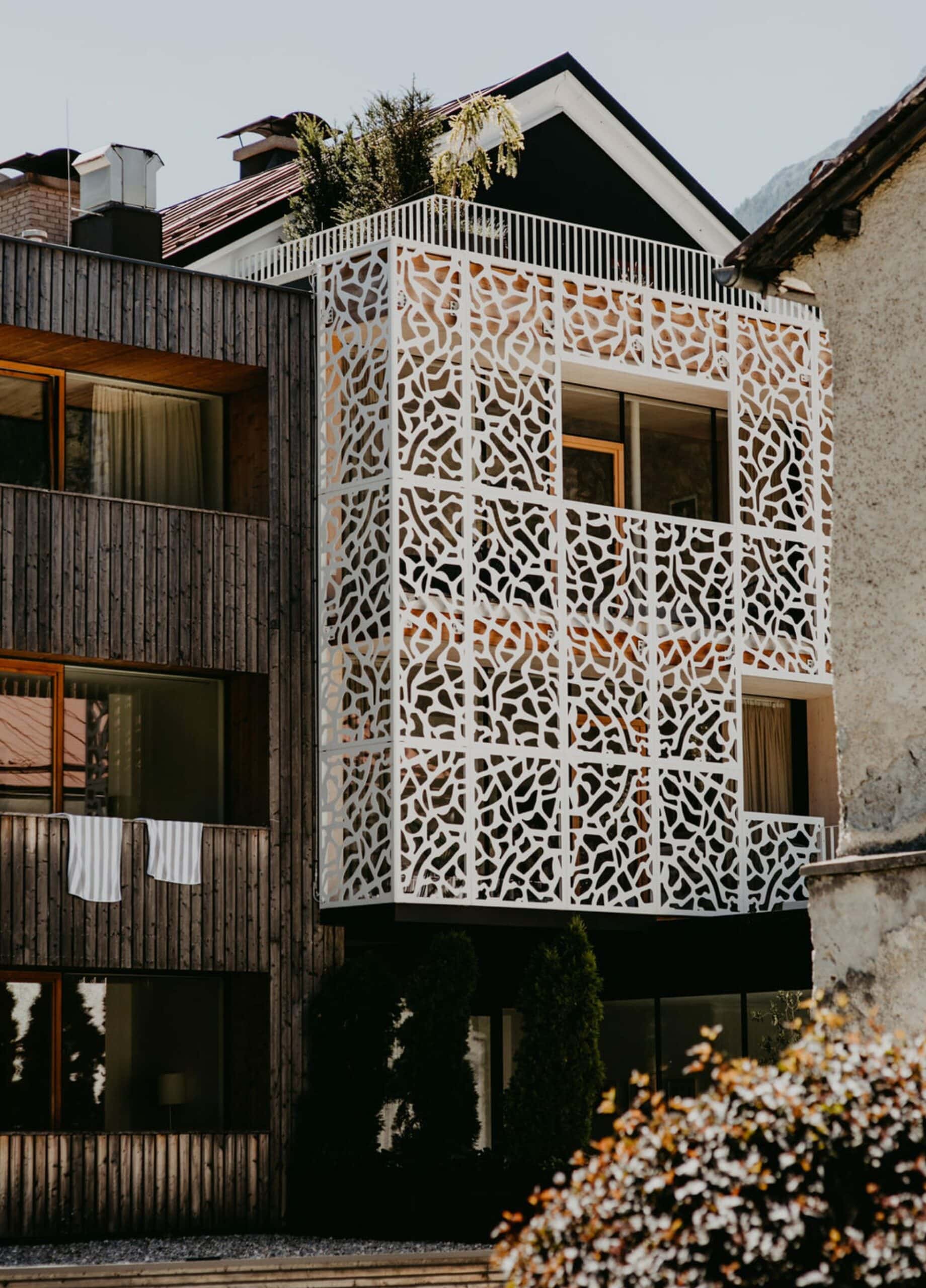 Good Travel-Tipp für Familien: Das Hotel Hinteregger in Osttirol ist ein Familienparadies zum Abschalten vom Alltagsstress: Ansicht der Hoteelfassade