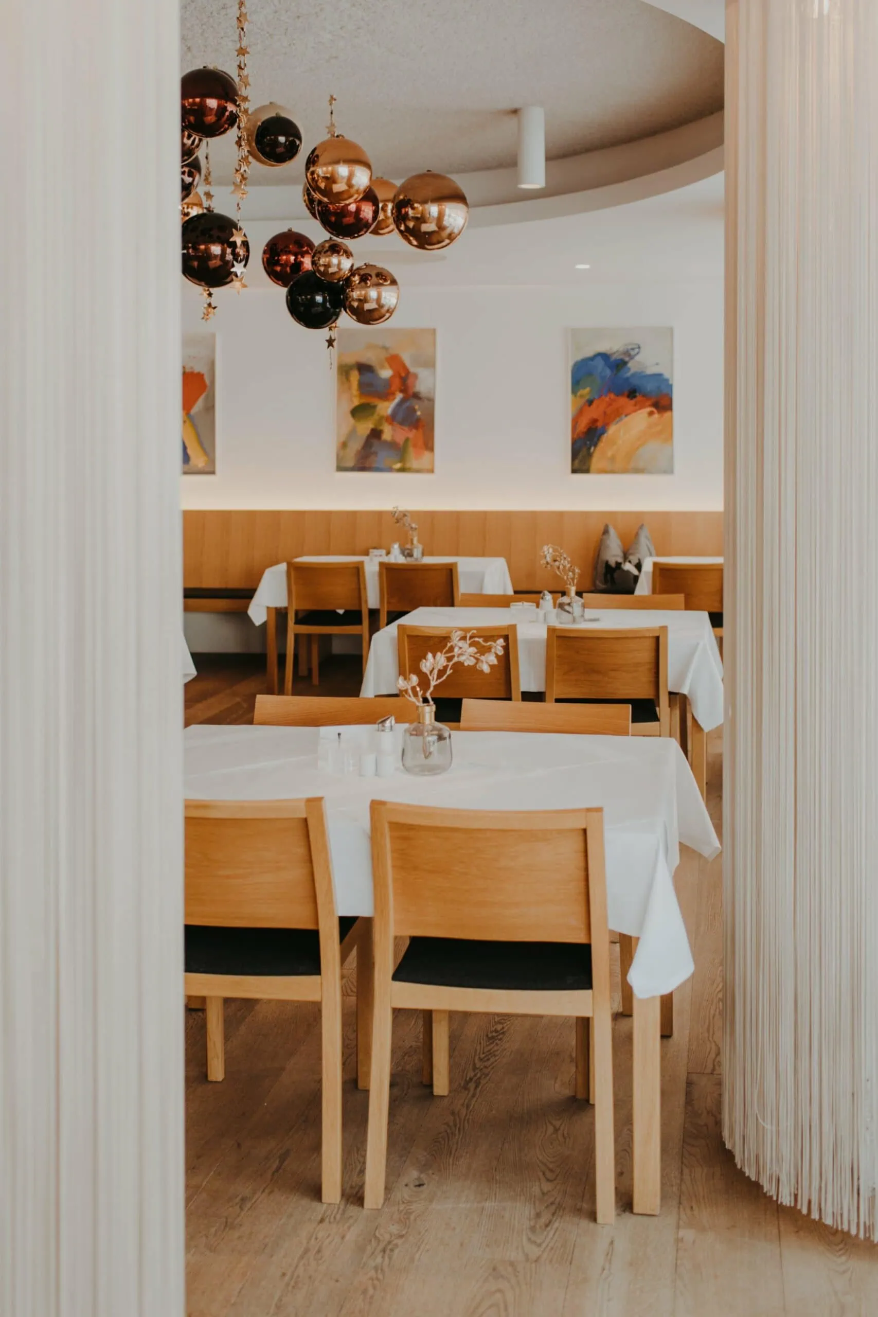 Good Travel-Tipp Für Familien: Das Hotel Hinteregger In Osttirol Ist Ein Familienparadies Zum Abschalten Vom Alltagsstress: Blick Ins Hotelrestaurant