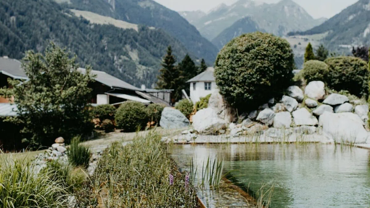 Good Travel-Tipp Für Familien: Das Hotel Hinteregger In Osttirol Ist Ein Familienparadies Zum Abschalten Vom Alltagsstress: Ansicht Des Hotels Vor Bergkulisse