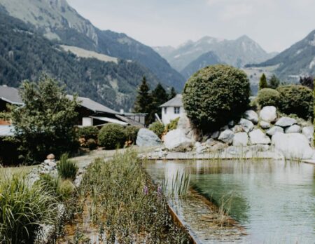 Good Travel-Tipp Für Familien: Das Hotel Hinteregger In Osttirol Ist Ein Familienparadies Zum Abschalten Vom Alltagsstress: Ansicht Des Hotels Vor Bergkulisse