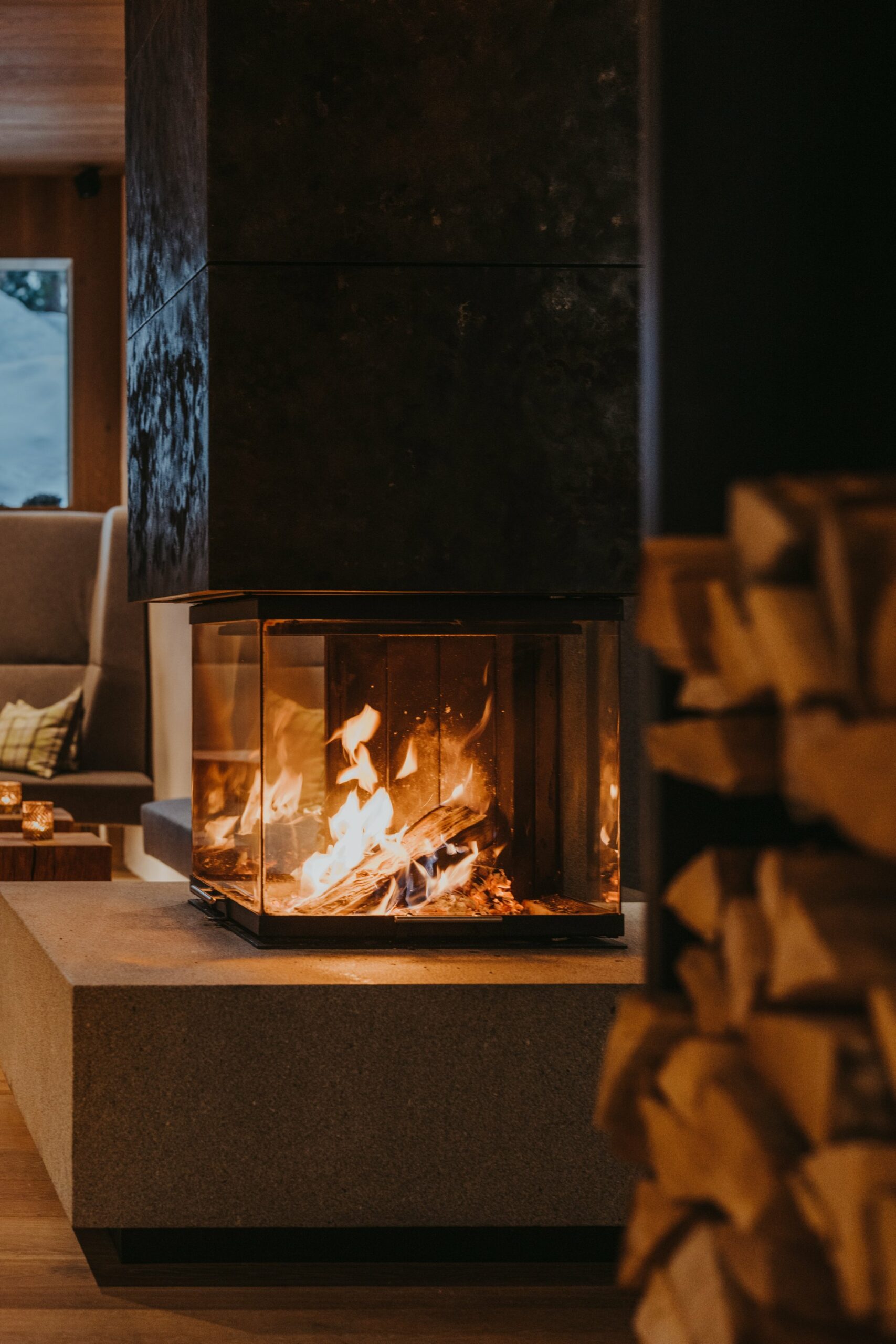 Good Travel-Tipp für Familien: Das Hotel Hinteregger in Osttirol ist ein Familienparadies zum Abschalten vom Alltagsstress: Innenansicht mit Kaminfeuer