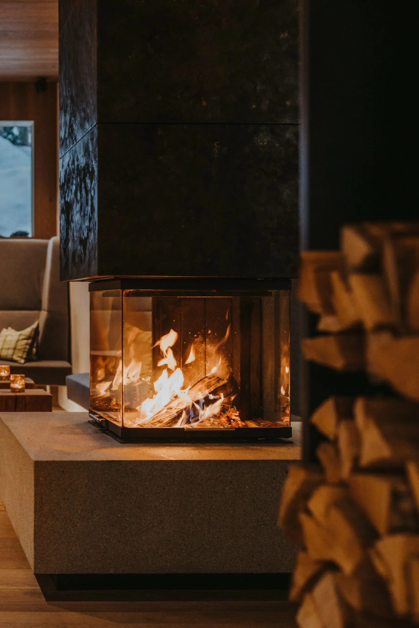 Good Travel-Tipp Für Familien: Das Hotel Hinteregger In Osttirol Ist Ein Familienparadies Zum Abschalten Vom Alltagsstress: Innenansicht Mit Kaminfeuer