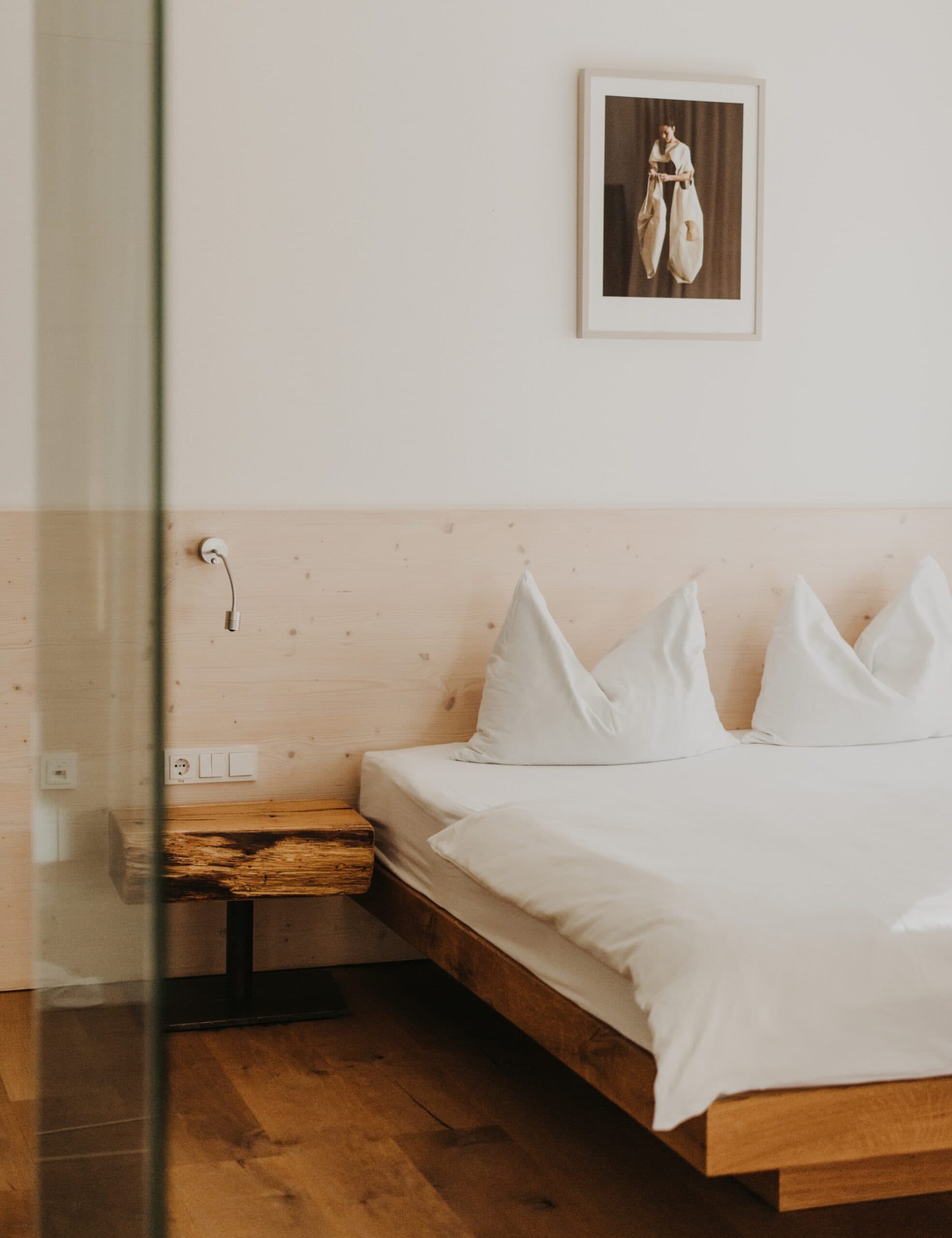 Good Travel-Tipp für Familien: Das Hotel Hinteregger in Osttirol ist ein Familienparadies zum Abschalten vom Alltagsstress: Ansicht eines Hotelzimmers mit Doppelbett