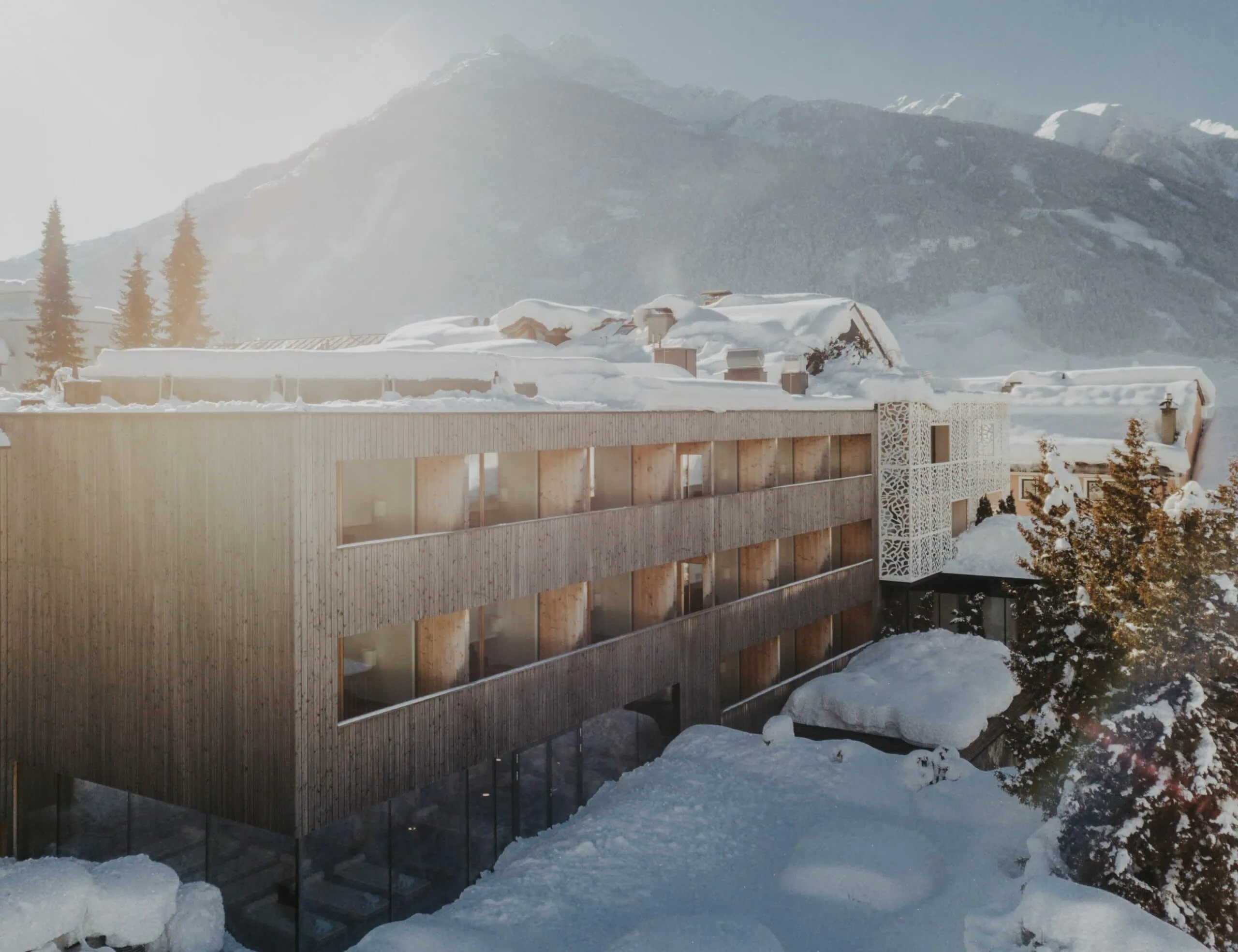 Good Travel-Tipp Für Familien: Das Hotel Hinteregger In Osttirol Ist Ein Familienparadies Zum Abschalten Vom Alltagsstress: Ansicht Des Hotels Im Winter Von Schneelandschaft Umgeben