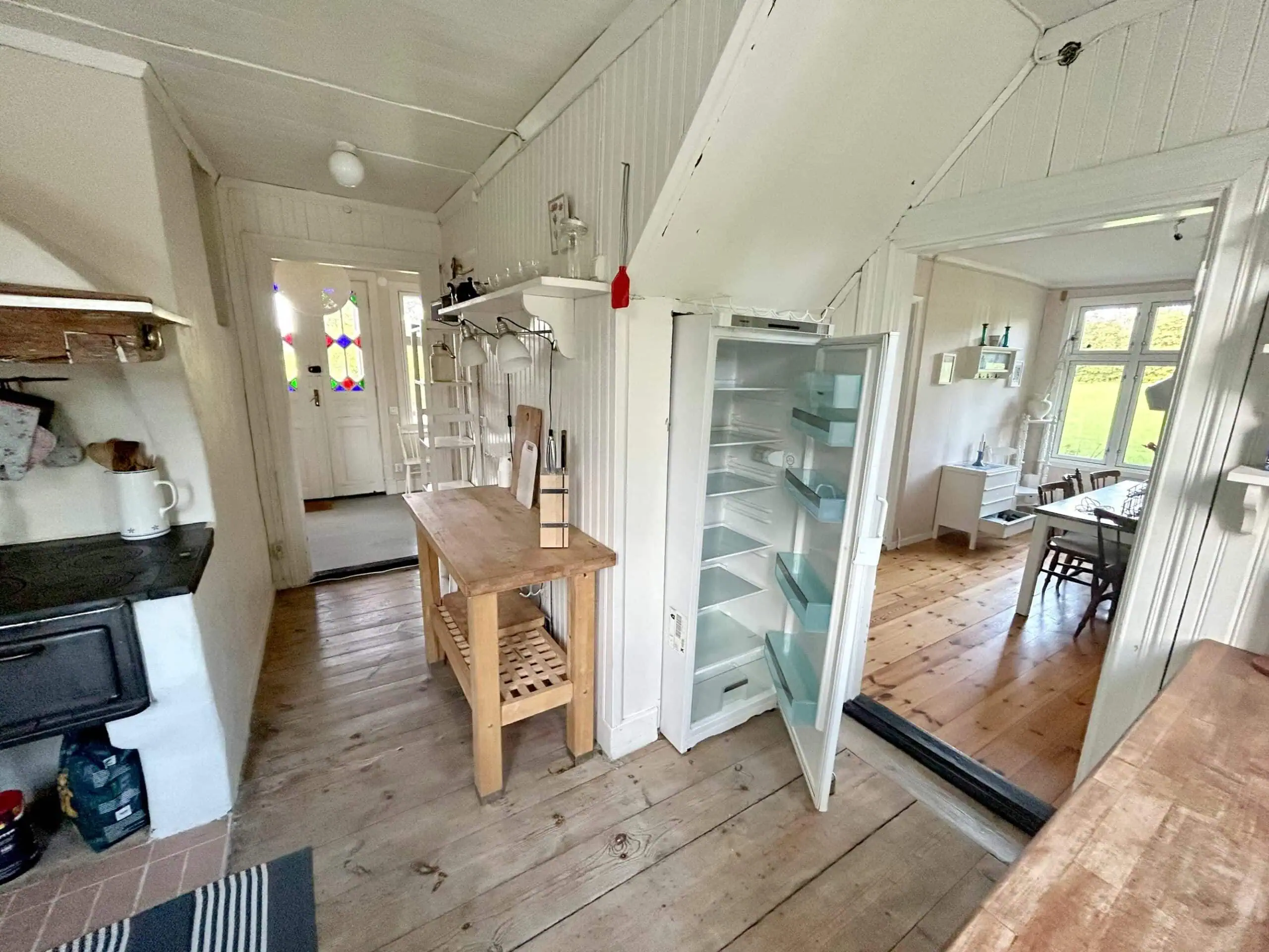 Good Travel-Tipp Für Familien Mit Kindern: Urlaub Im Traditionellen Schwedenhaus In Smaland – Ansicht Ferienhaus Von Innen: Erdgeschoss Mit Küche Und Wohnzimmer