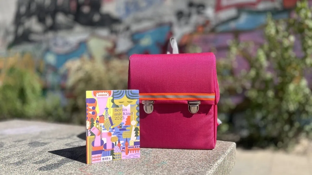 Himbeerroter Kundschafter Schulranzen Und Familien-Freizeit-Guide Berlin Mit Kind 2025 // Himbeer