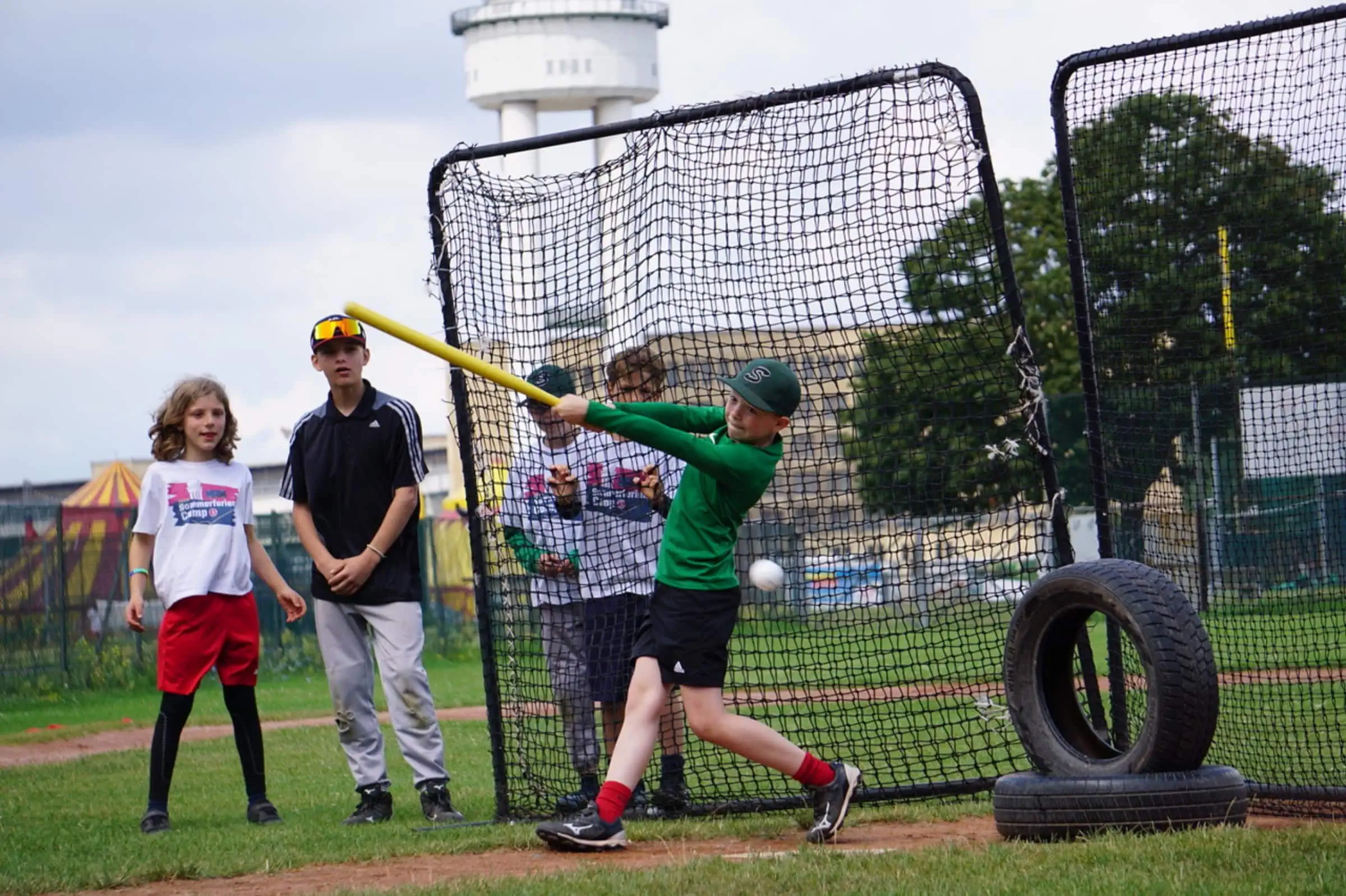 Aktive4 Sommerferienkurse In Berlin: Den Ball Schlagen Lernen In Der Baseballschool Berlin // Himbeer 