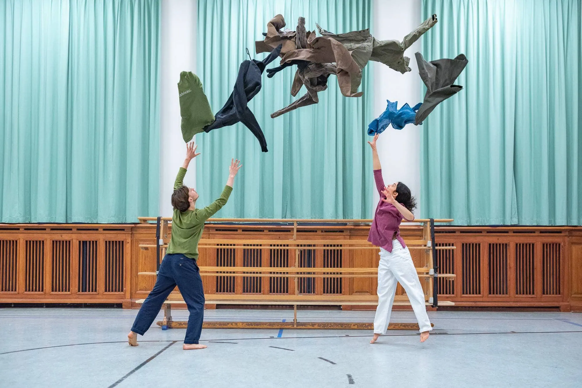 Between Spaces – Between Faces, Tanzperformance Von Luna Park // Himbeer