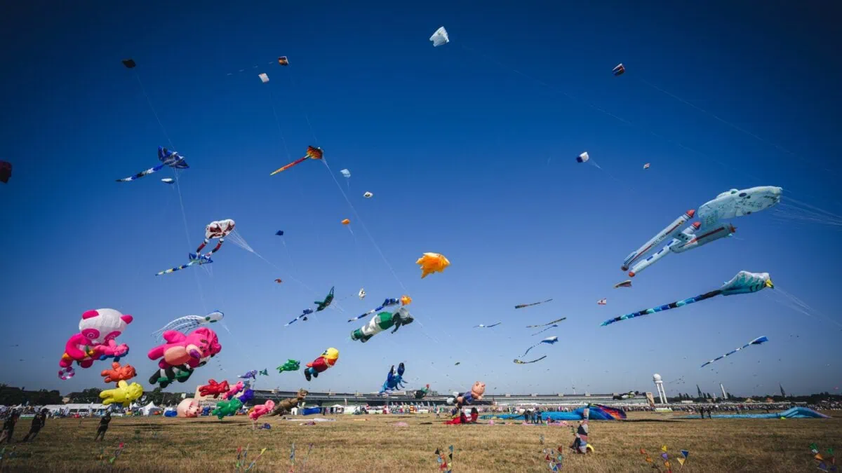 Feste Und Festivals Im September: Riesendrachen Über Dem Tempelhofer Feld // Himbeer