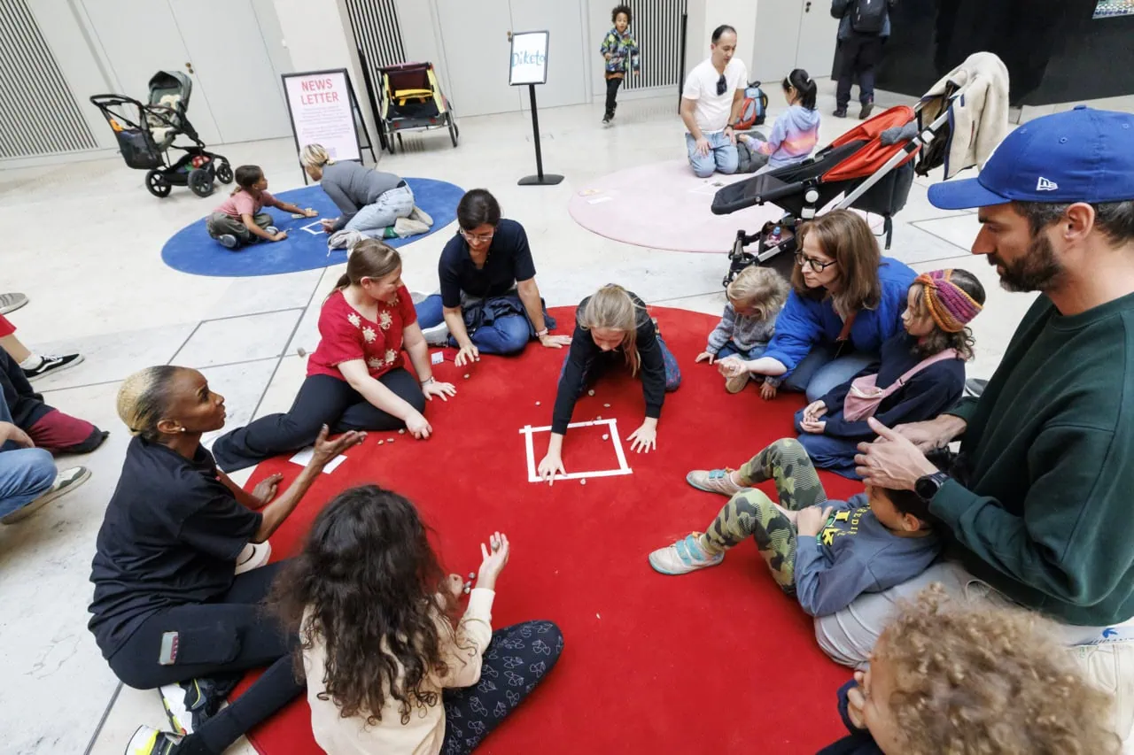 Beziehungsweise Familie - Ausstellung Im Humboldt Forum Berlin // Himbeer