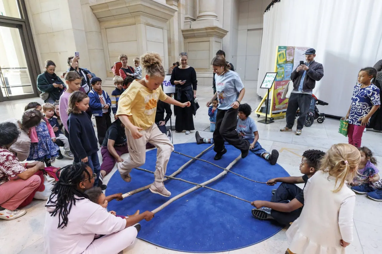 Beziehungsweise Familie - Ausstellung Im Humboldt Forum Berlin // Himbeer