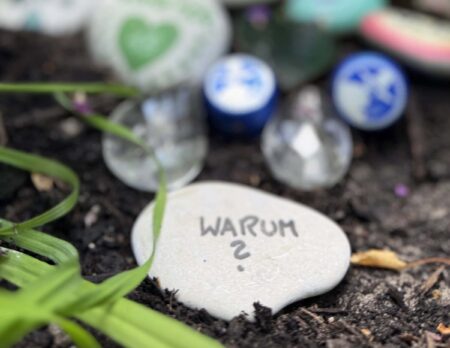 Warum Es So Wichtig Ist, Suizidprävention In Den Schulen Zu Stärken. Die Frage Nach Dem Warum Ins Eigene Leben Zu Integrieren, Ist Für Die Angehörigen Und Freund:innen Nicht Einfach.