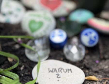 Warum Es So Wichtig Ist, Suizidprävention In Den Schulen Zu Stärken. Die Frage Nach Dem Warum Ins Eigene Leben Zu Integrieren, Ist Für Die Angehörigen Und Freund:innen Nicht Einfach.