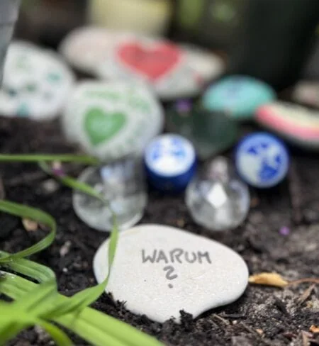 Warum Es So Wichtig Ist, Suizidprävention In Den Schulen Zu Stärken. Die Frage Nach Dem Warum Ins Eigene Leben Zu Integrieren, Ist Für Die Angehörigen Und Freund:innen Nicht Einfach.