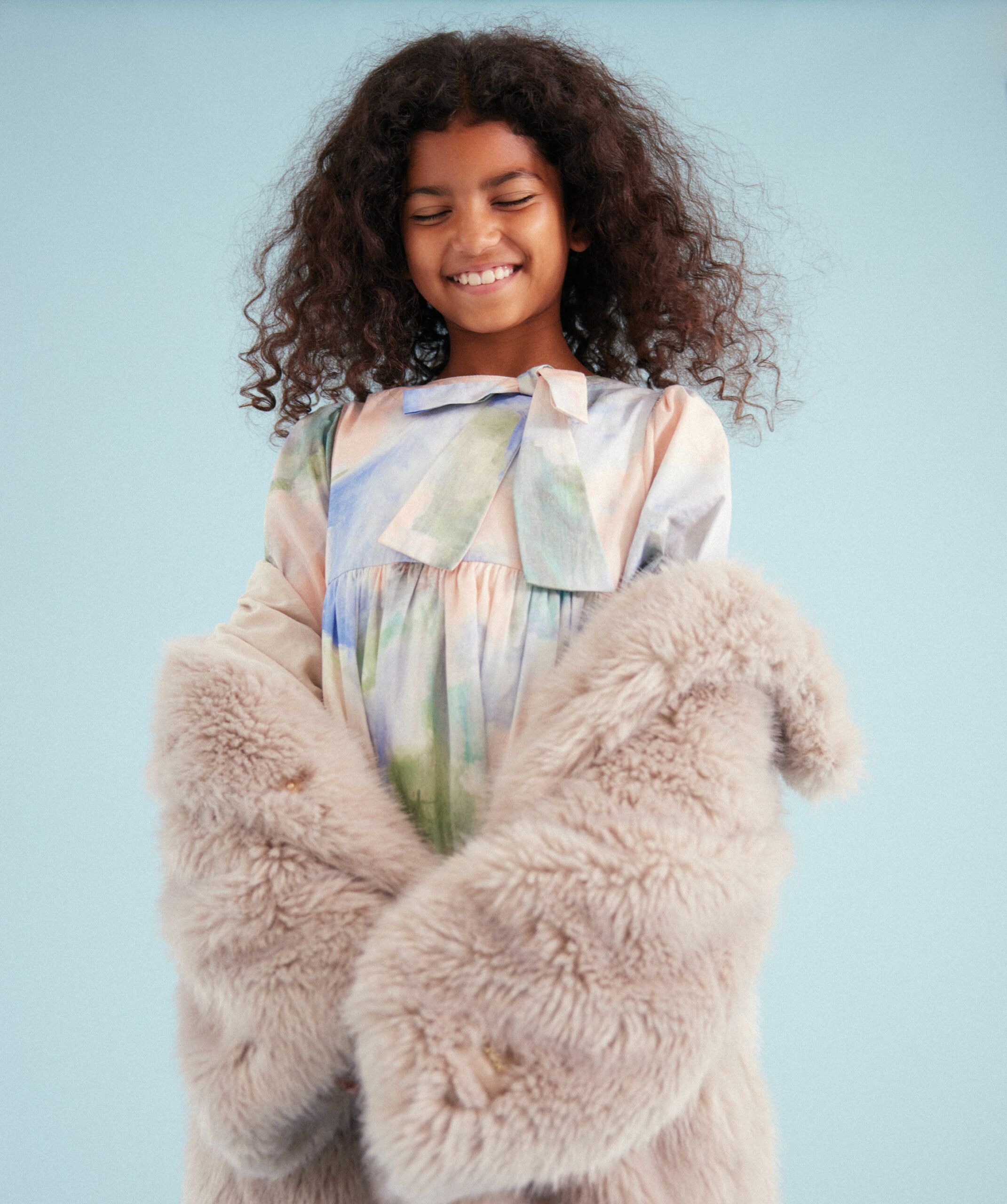 „Heiter bis wolkig“ – Kindermode: Herbstmode und Herbstmoods im HIMBEER Magazin 10-11.2025