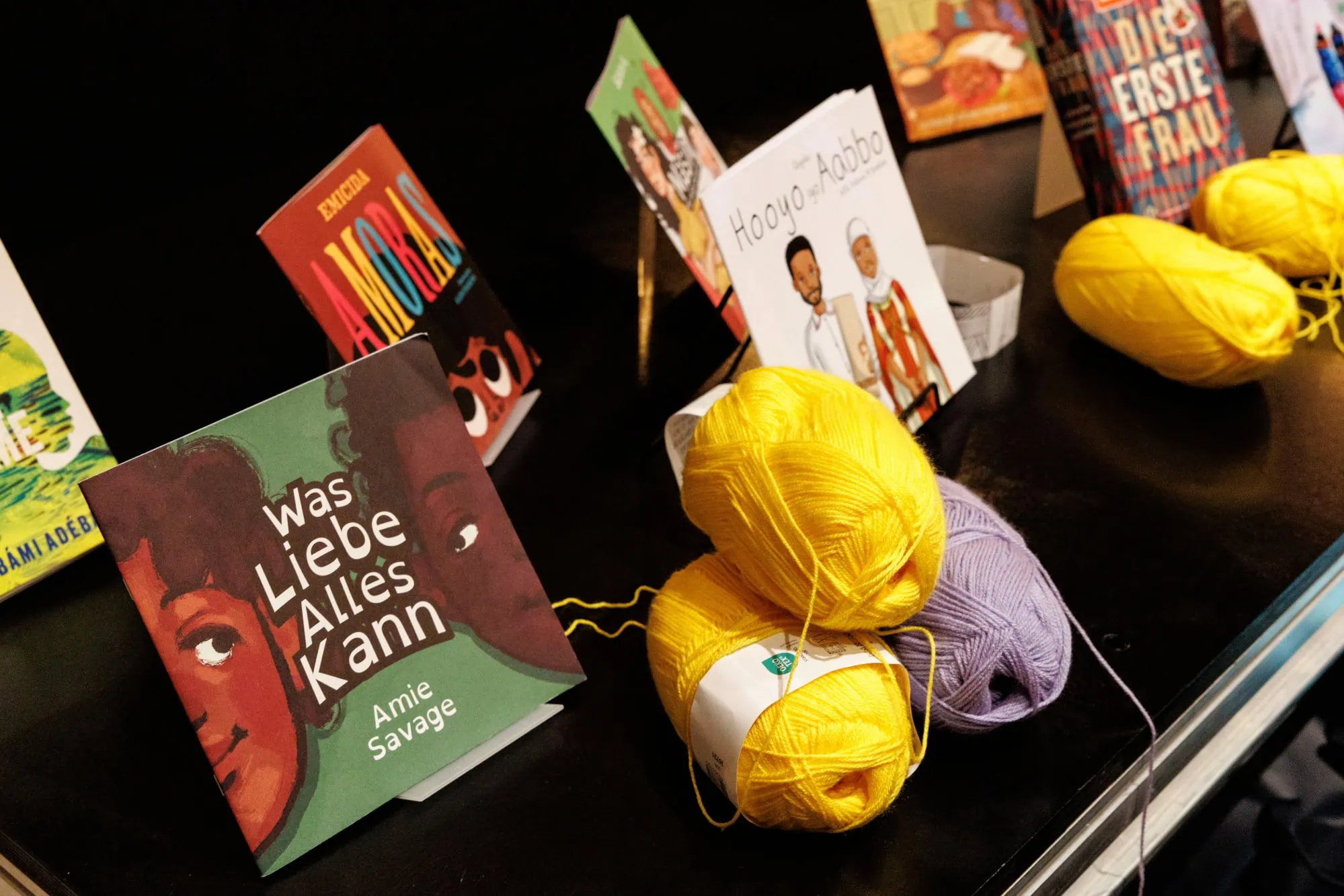 Das Wohnzimmer In Der Ausstellung &Quot;Beziehungsweise Familie&Quot; Im Humboldt Forum // Himbeer