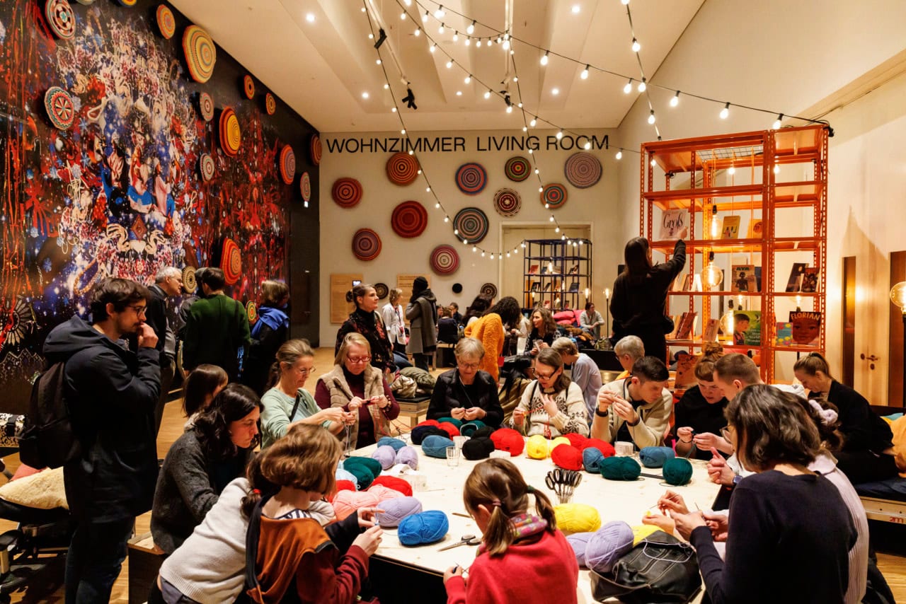 Das Wohnzimmer In Der Ausstellung &Quot;Beziehungsweise Familie&Quot; Im Humboldt Forum // Himbeer