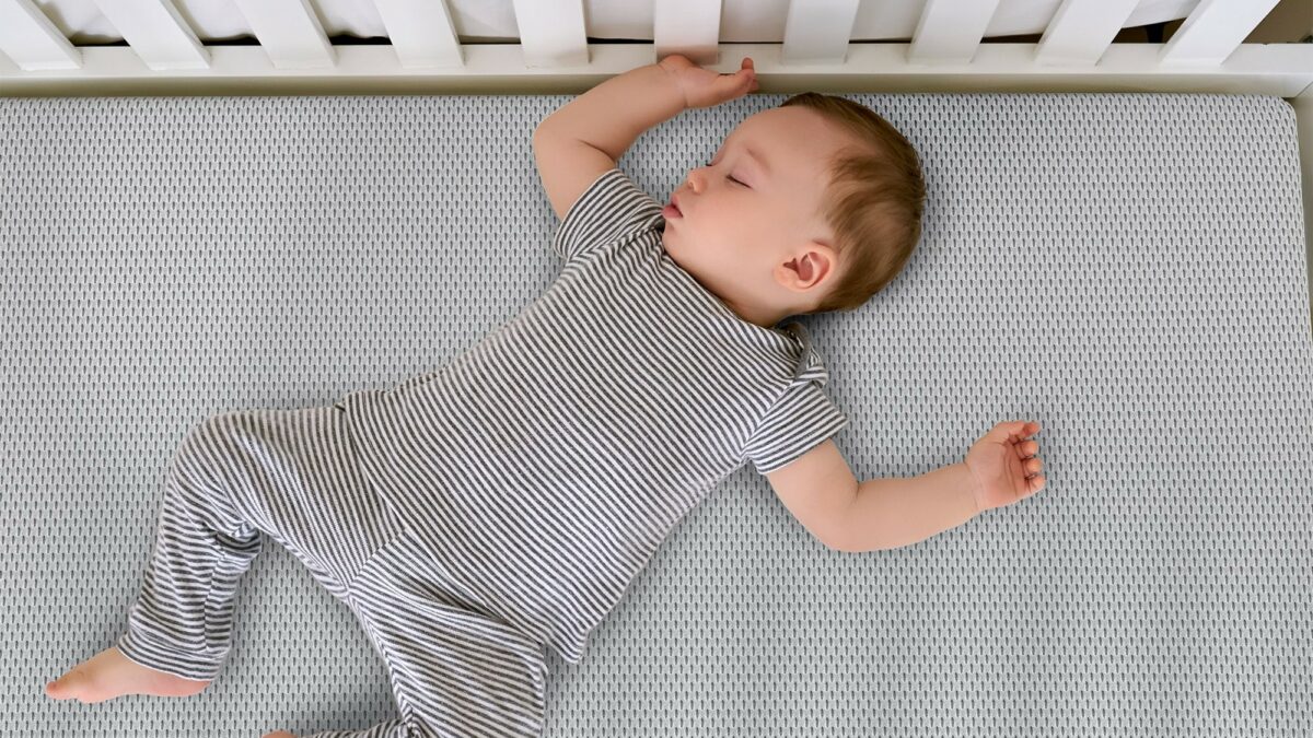 Von Geburt An Richtigliegen: Superbreeze Kindermatratze Von Bett1 // Himbeer