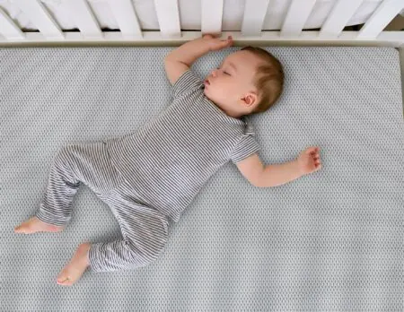 Von Geburt An Richtigliegen: Superbreeze Kindermatratze Von Bett1 // Himbeer