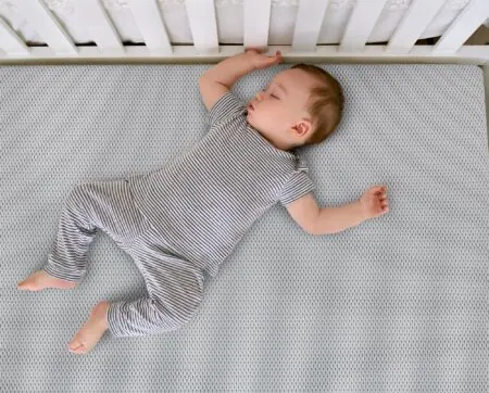Von Geburt An Richtigliegen: Superbreeze Kindermatratze Von Bett1 // Himbeer