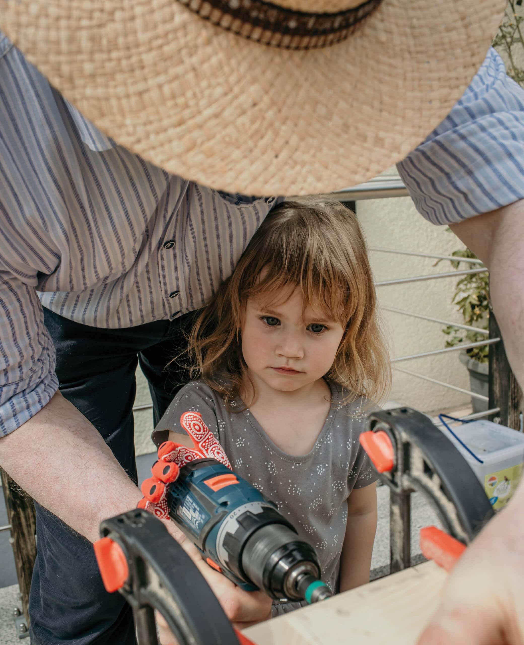 HIMBEER Magazin Dezember 2025-Januar 2026: Titelgeschichte über die Bedeutung der Bindung und Nähe zwischen Großeltern und Enkelkindern