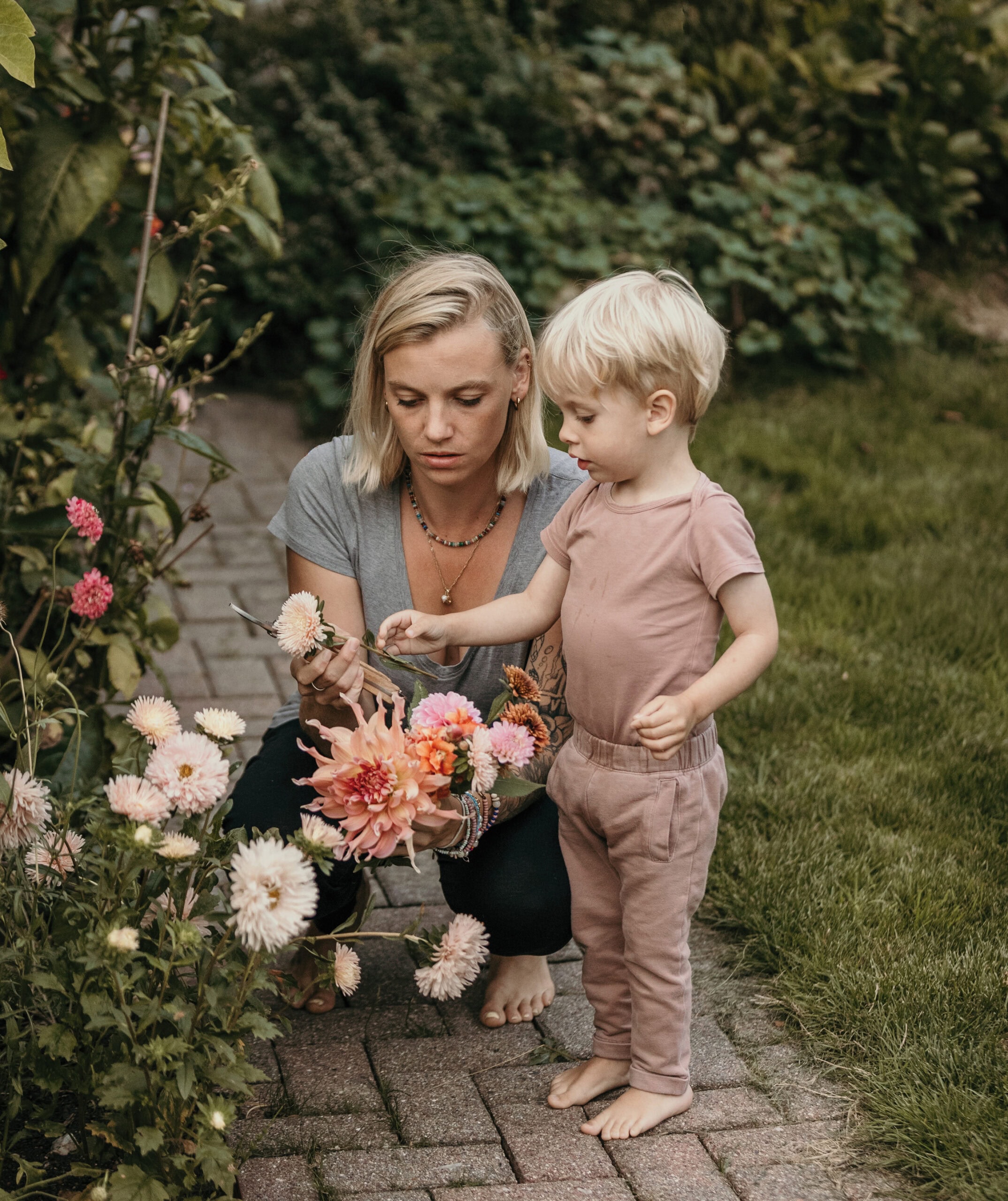 HIMBEER Magazin Dezember 2025-Januar 2026: Titelgeschichte über die Bedeutung der Bindung und Nähe zwischen Großeltern und Enkelkindern