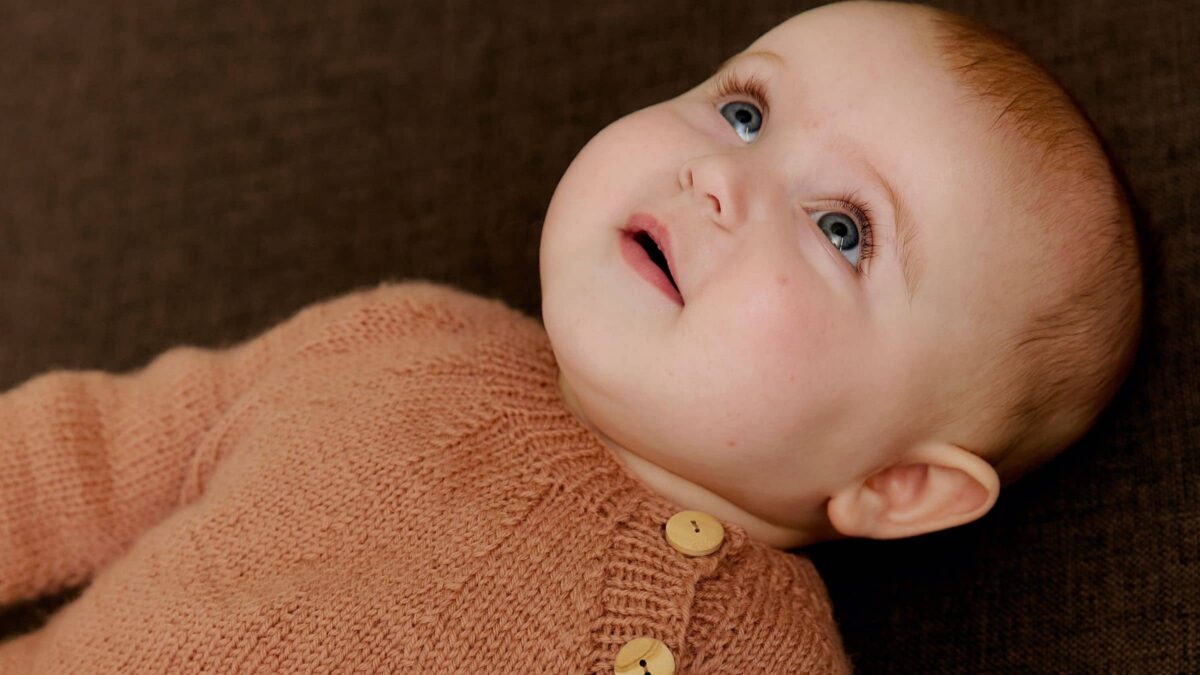 Babyjacke Stricken // Himbeer