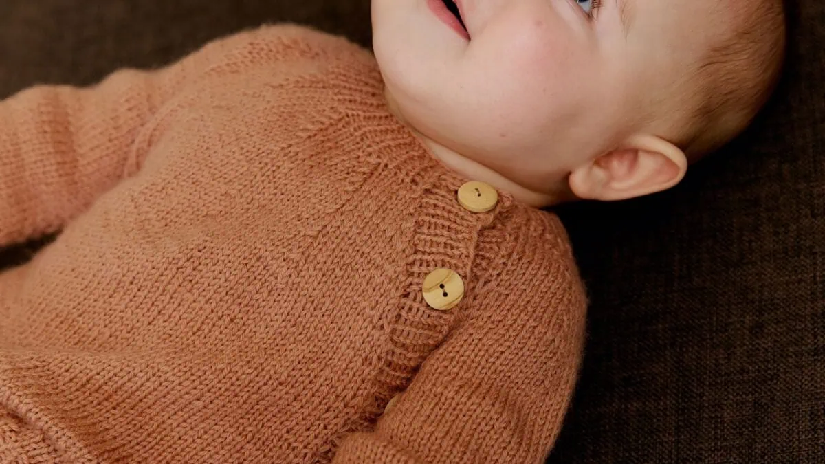 Babyjacke Stricken // Himbeer