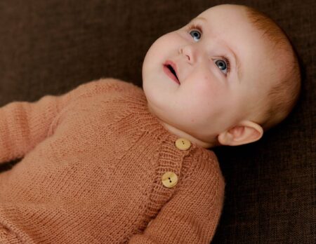 Babyjacke Stricken // Himbeer