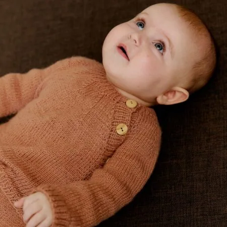 Babyjacke Stricken // Himbeer