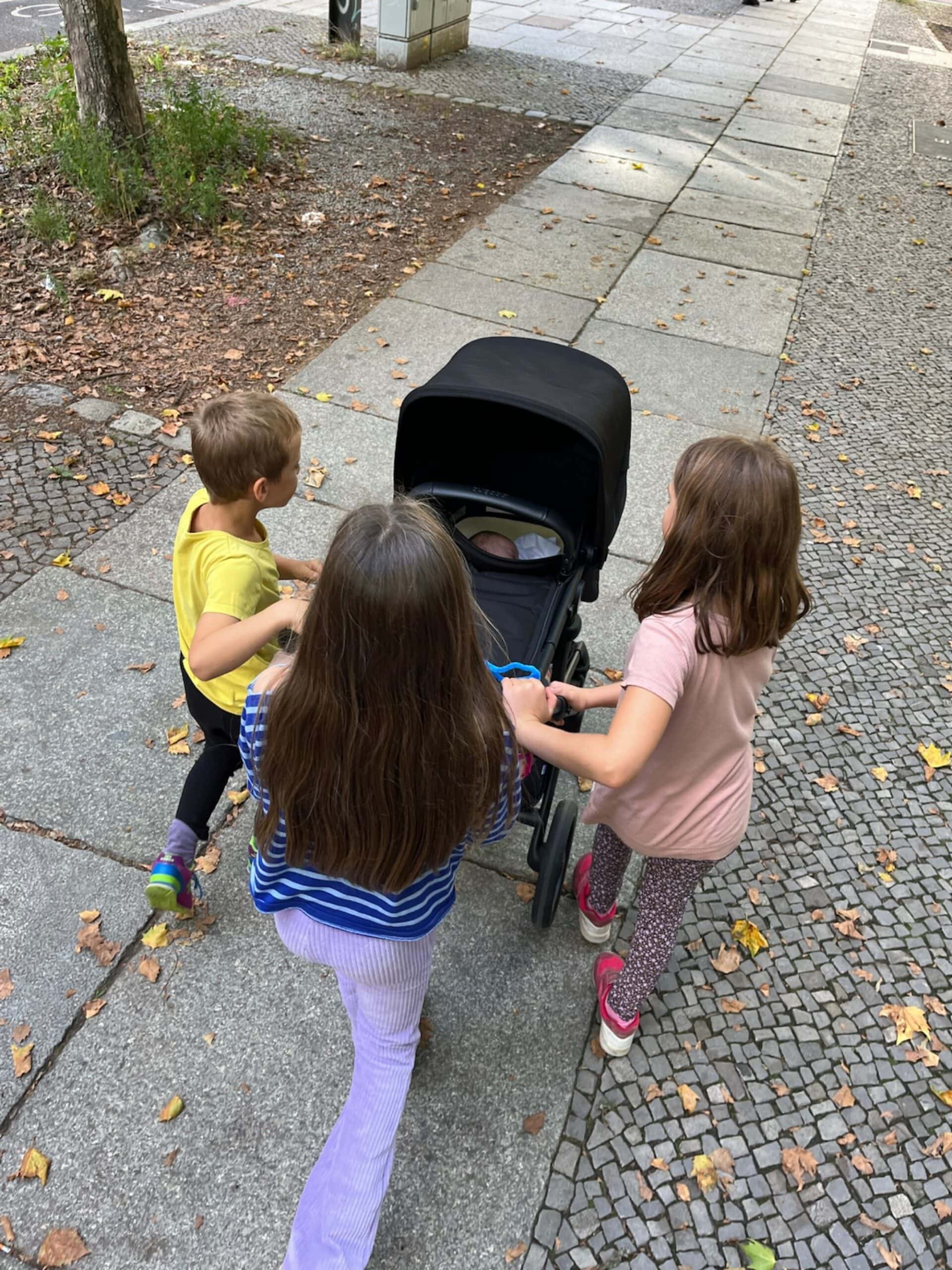 HIMBEER Testbericht: Der Bugaboo Fox 5 Renew im Praxistest – mit Baby und Geschwisterkind durch den urbanen Großstadtalltag
