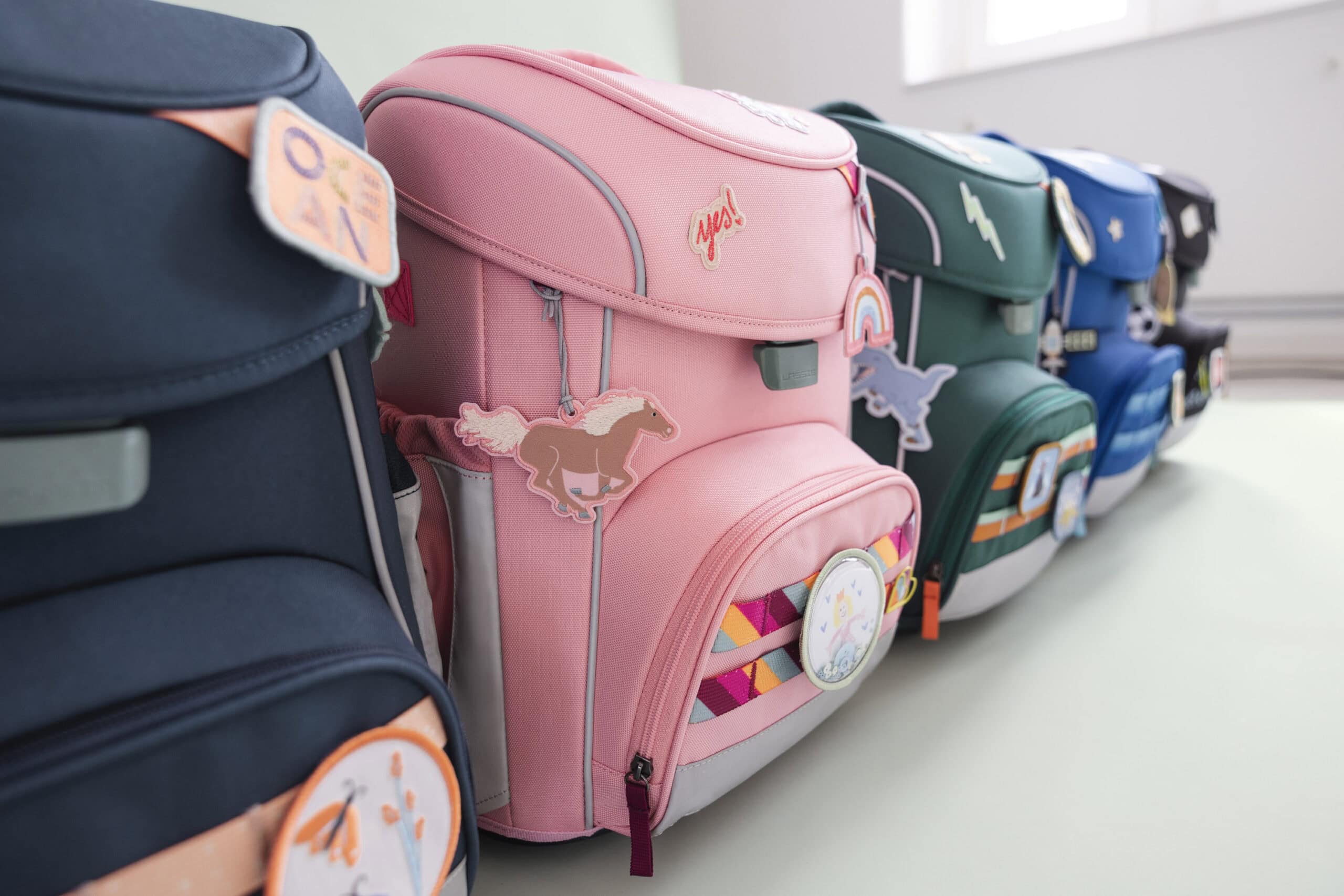 Ergonomisches Schulranzen Set UNIQUE Slim von LÄSSIG // HIMBEER Adventskalender 2025