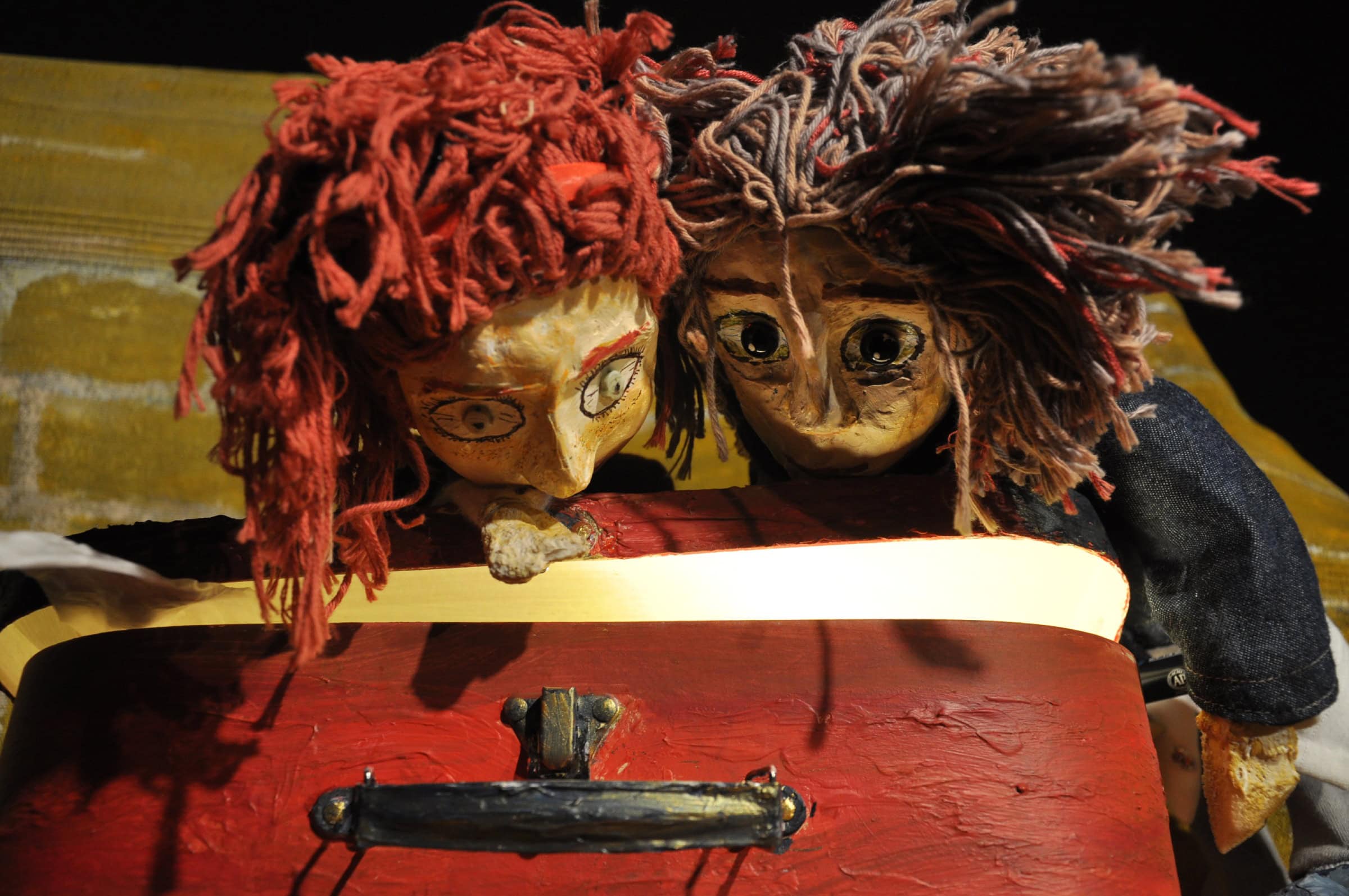 Psst! Das Geheimnisfigurenfestival, „Roter Koffer“, Puppentheater Fingerleicht // Himbeer