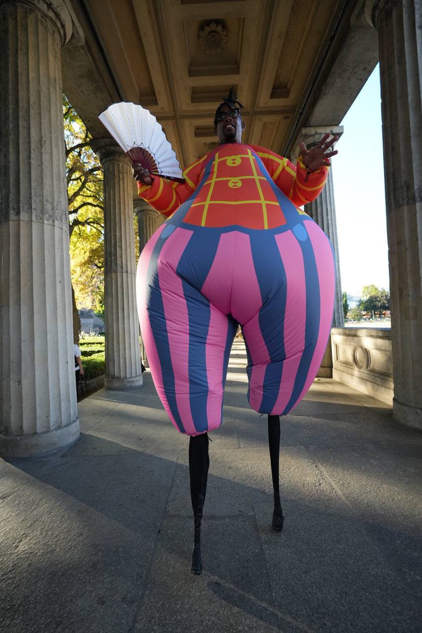 Familienfreundliche Zirkusshow „Slash Patrol“, Zirkus Mond // Himbeer