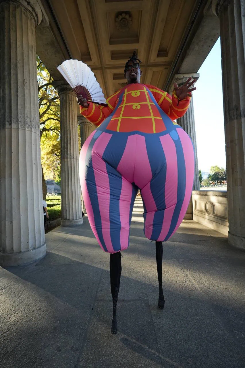 Familienfreundliche Zirkusshow „Slash Patrol“, Zirkus Mond // Himbeer