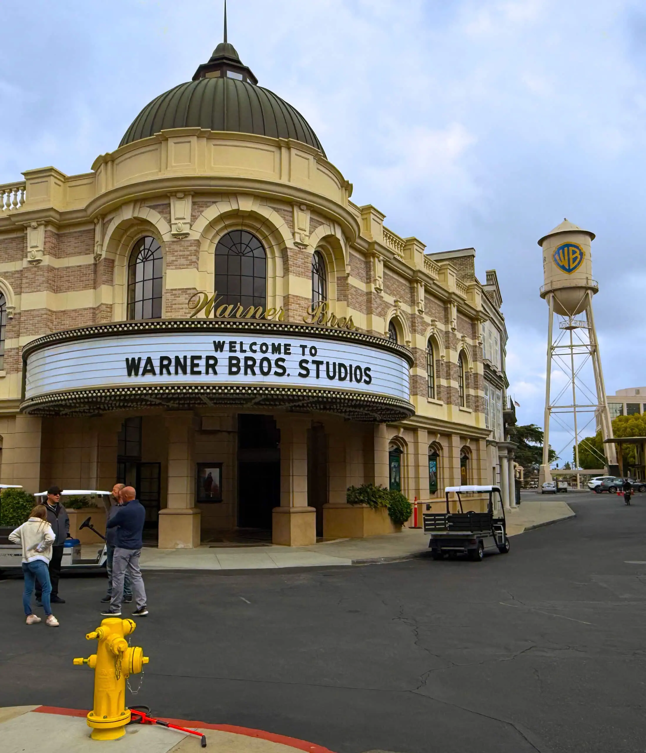 Das Wahrzeichen Der Warner Bros. Studios In Los Angeles // Himbeer