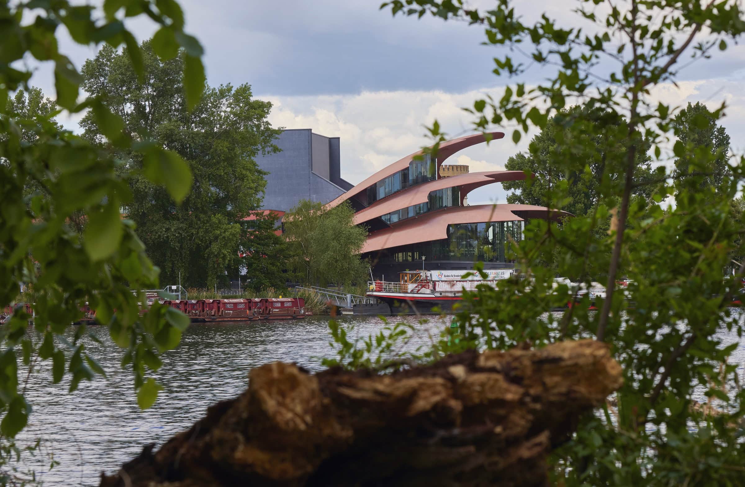 Theaterpremieren Im Frühling Und Sommer, „Die Große Entwunderung Des Wilbur Whittaker“ // Himbeer