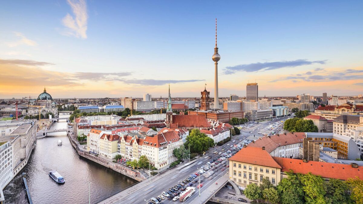 Berlin Im Juni: Blick Auf Das Nikolaiviertel // Himbeer