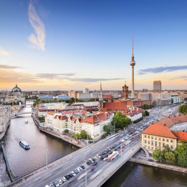 Berlin Im Juni: Blick Auf Das Nikolaiviertel // Himbeer