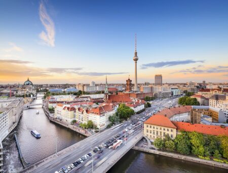 Berlin Im Juni: Blick Auf Das Nikolaiviertel // Himbeer