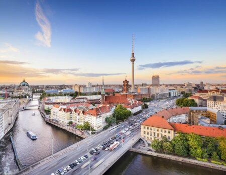 Berlin Im Juni: Blick Auf Das Nikolaiviertel // Himbeer