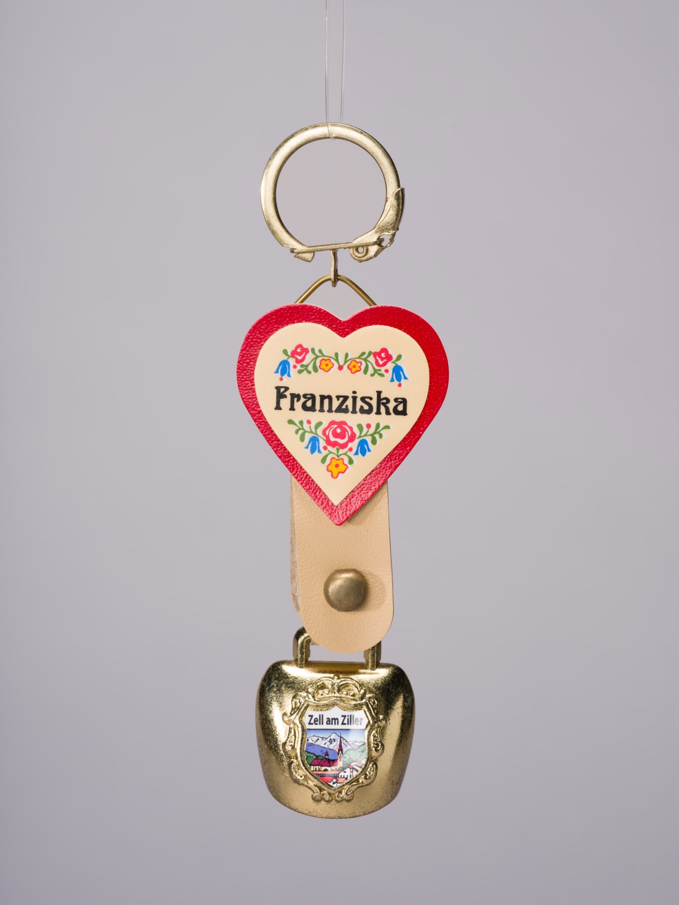 Die Berge Tirols - Ausstellung Im Museum Europäischer Kulturen Berlin Mek: Souvenir In Form Einer Kuhglocke // Himbeer