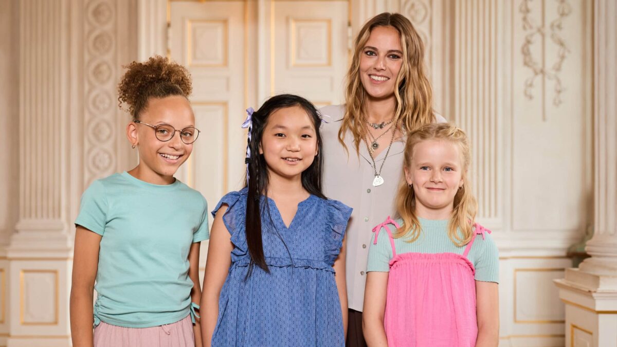 Die Neue Disney Jr. Vorschulserie „Sofia Die Erste: Königliche Zauberschule“ Im Disney Channel. Deutscher Titelsong Gesungen Von Sophia