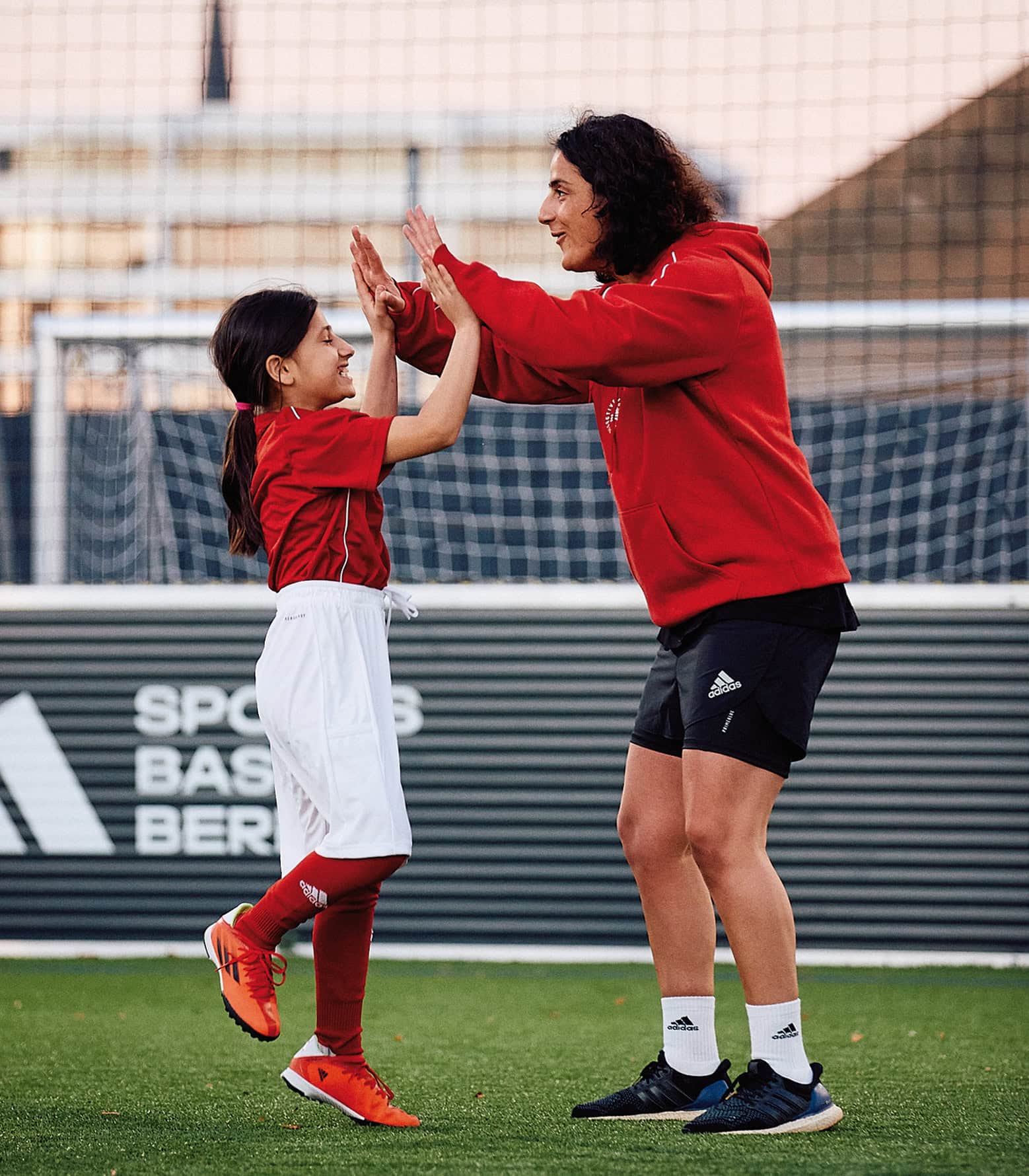 Himbeer Titelgeschichte: Integration Und Teilhabe Von Kindern Und Jugendlichen – Tugba Tekkal Und Die Scoring Girls
