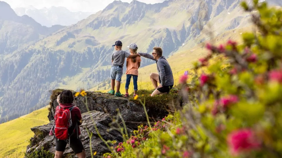 Vorbestellung Mit Verlosung: Bestellt Den Familien-Freizeit-Guide München Mit Kind 2027 Und Gewinnt Mit Glück Ein Familienwochenende Von Österreichs Wanderdörfern Im Alpbachtal